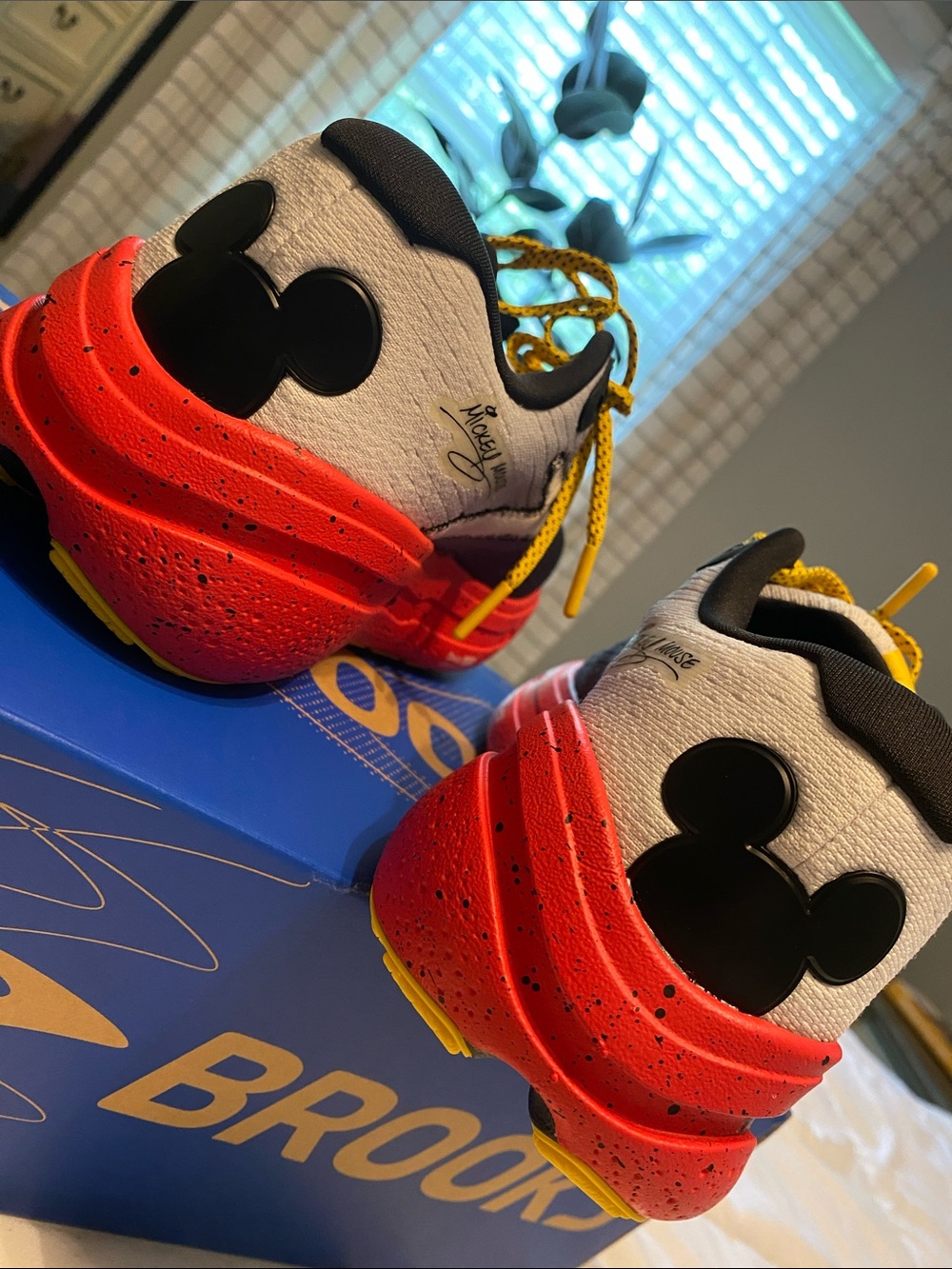 Brooks Ghost Max 2 Mickey Mouse size 8.5 - Picture 3 of 6